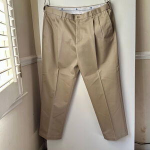 Men's Haggar Classic Fit Chinos Khakis Waist 42 Length 30 Tan Beige